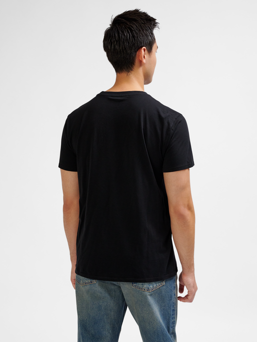 hmlGO 2.0 LOGO T-SHIRT S/S, BLACK, model