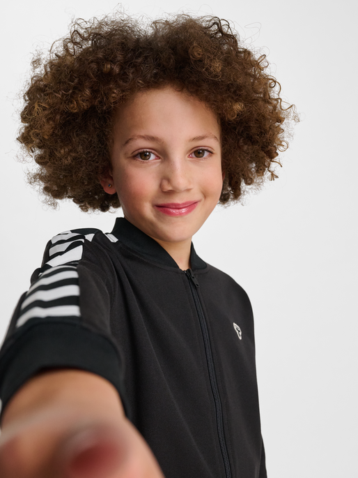 hmlJR ARCHIVE REG POLY ZIP JACKET, BLACK, model