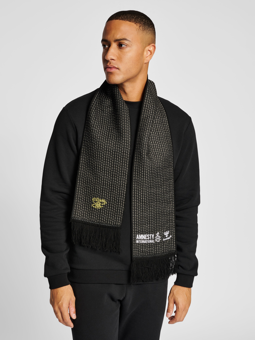 hmlAMNESTY SCARF, 2001, model