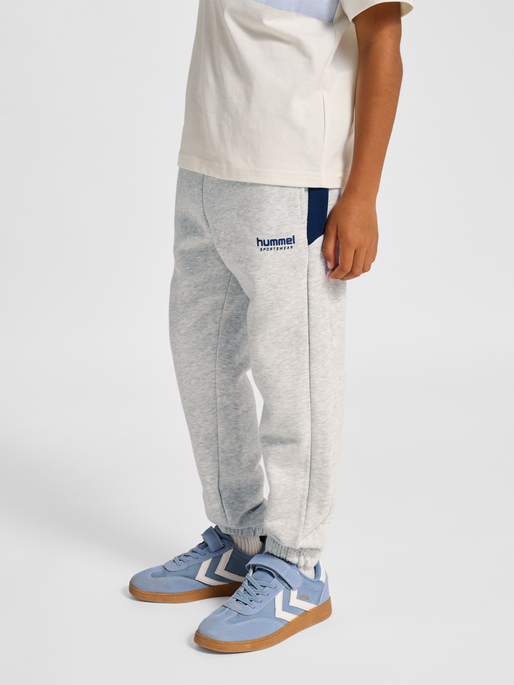 hmlJR LOOSE BLOCKED SWEATPANT, LIGHT GREY MELANGE, model