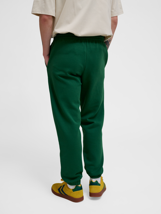 hmlLOOSE SWEATPANT BEE, EDEN, model