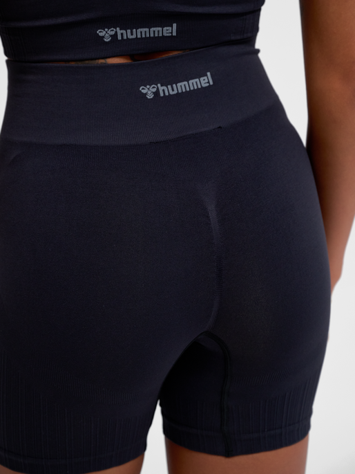 hmlMT DEFINE SEAML SCRUNCH SHORTS, BLACK, model