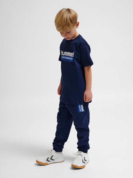 hmlTUKAS T-SHIRT S/S, BLACK IRIS 2, model