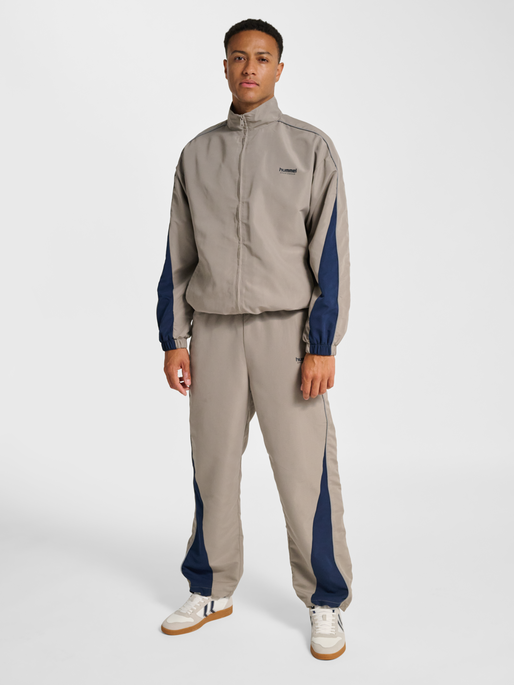 hmlLOOSE TRACK JACKET TOPSCORER, ROCK RIDGE/DRESS BLUES, model