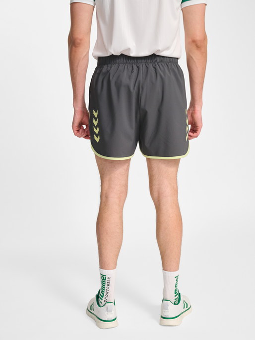 hmlPULSE HERITAGE SHORTS, BLACKENED PEARL, model