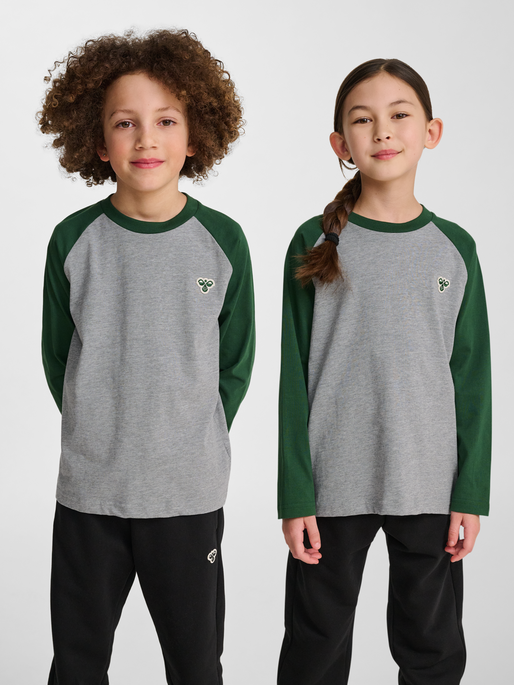hmlJR RAGLAN LOOSE T-SHIRT L/S BEE, DARK GREEN, model