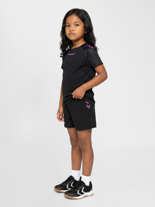 hmlBLAZE 2.0 TRAINING SHORTS KIDS, BLACK/DAHLIA, model