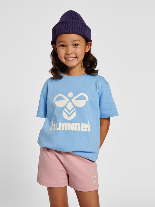 hmlTRES T-SHIRT S/S, DUSK BLUE, model