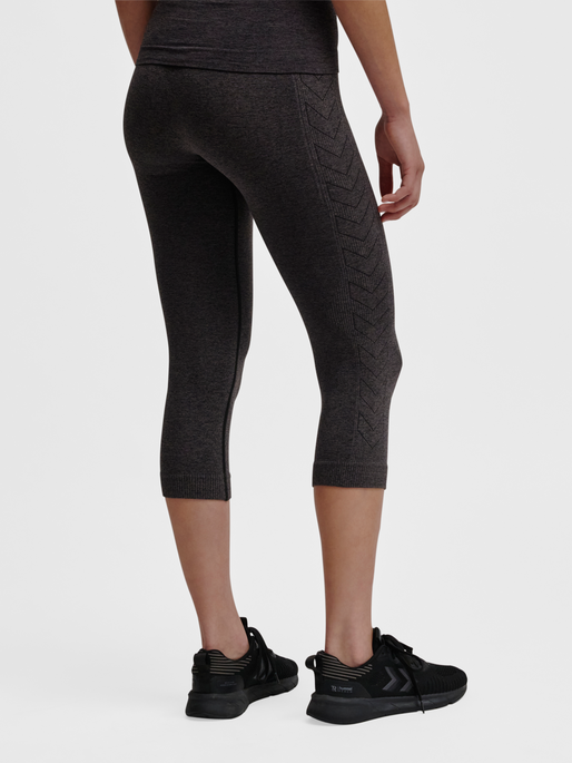 hmlCI SEAMLESS 3/4 TIGHTS, BLACK MELANGE, model