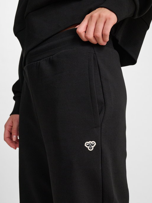 hmlLOOSE W SWEATPANTS BEE, BLACK, model