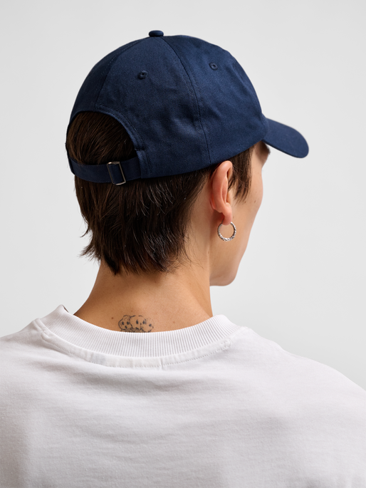 hmlBASEBALL CAP BEE, DRESS BLUES, model