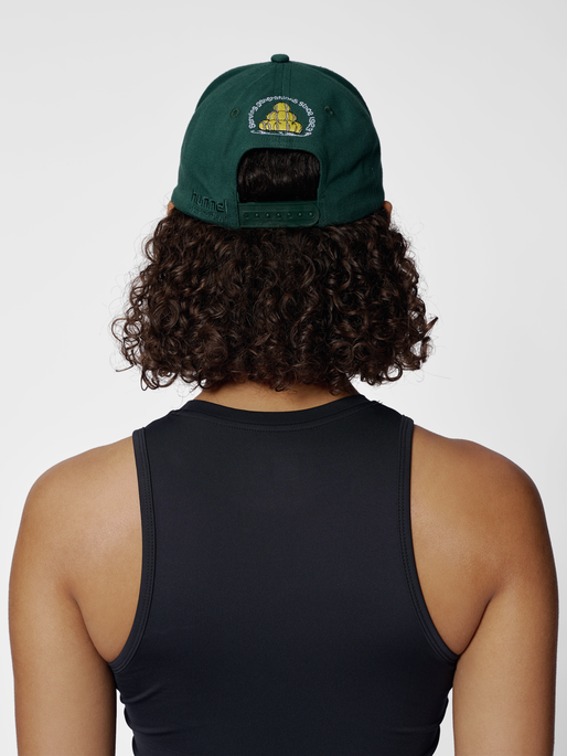 hmlSNAP CAP CALL US, PONDEROSA PINE, model