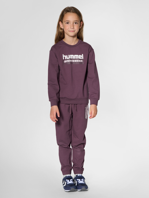 hmlTUKAS SWEATSHIRT, HUCKLEBERRY, model