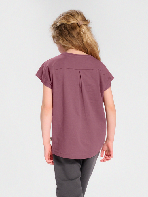 hmlDIEZ T-SHIRT S/S, ROSE BROWN, model