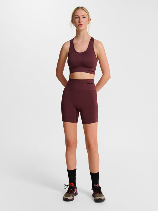 hmlTIF SEAMLESS SHORTS, FUDGE, model