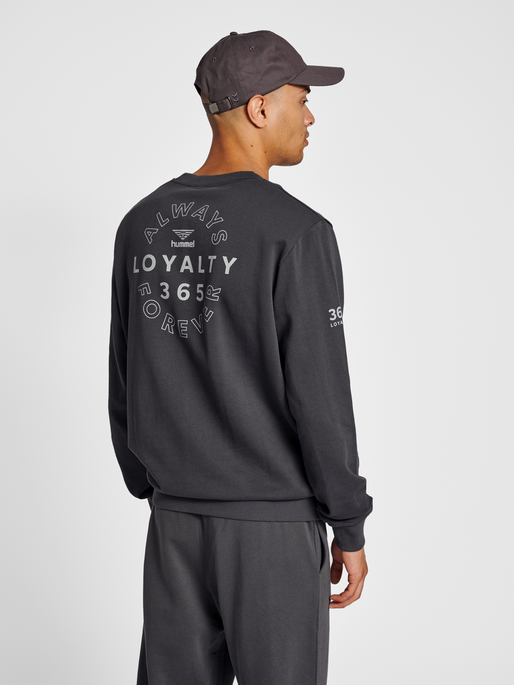 hmlLGC LOYALTY SWEATHIRT, BLACKENED PEARL, model