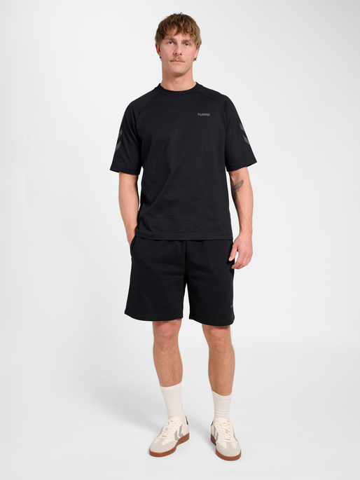 hmlKEEPER CHEVRON T-SHIRT S/S, BLACK, model