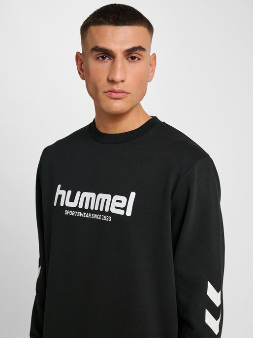 hmlLEGACY 2.0 SWEATSHIRT, BLACK, model