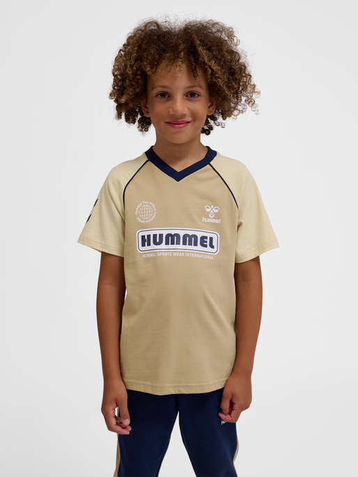 hmlROLF T-SHIRT S/S, CORNSTALK, model