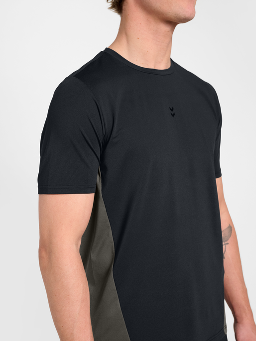 hmlPULSE TRAINING  2.0 T-SHIRT S/S, BLACK, model