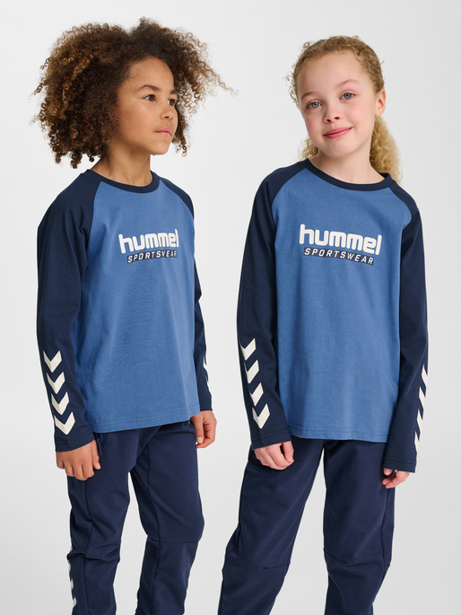 hmlJR LOGO T-SHIRT L/S, DUTCH BLUE, model