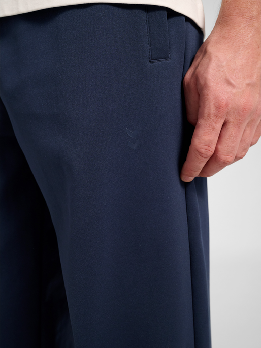 hmlDEFENDER PANTS, EBONY, model