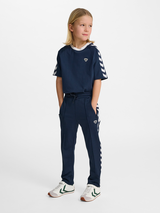 hmlJR ARCHIVE REGULAR POLY PANTS, DRESS BLUES, model