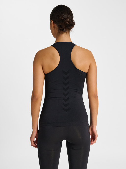 hmlTIF SEAMLESS TOP, BLACK, model