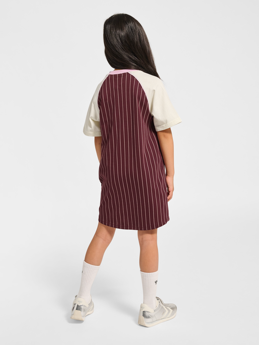 hmlJR LOOSE V-NECK BEES DRESS S/S, VINEYARD WINE, model