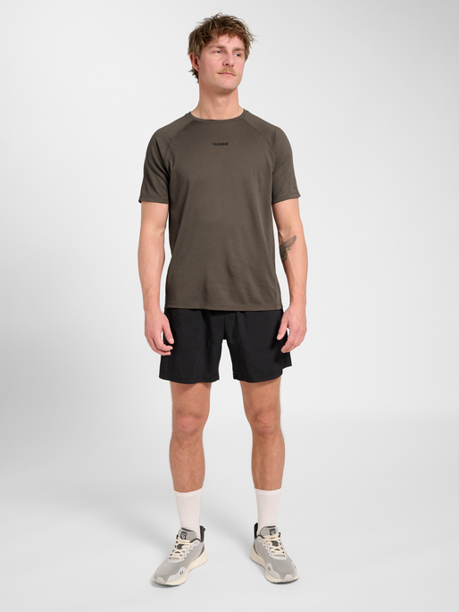 hmlMOMENTUM T-SHIRT S/S, MAJOR BROWN, model