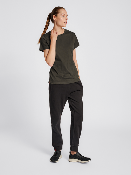 hmlRED HEAVY T-SHIRT S/S WOMAN, RAVEN, model