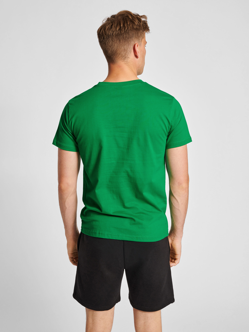 hmlRED HEAVY T-SHIRT S/S, JOLLY GREEN, model