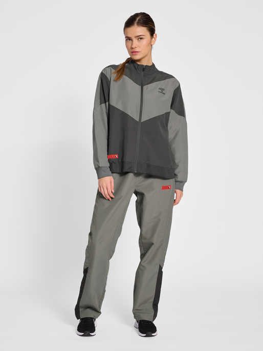 hmlPRO GRID WOVEN PANTS WO, FORGED IRON/QUIET SHADE, model