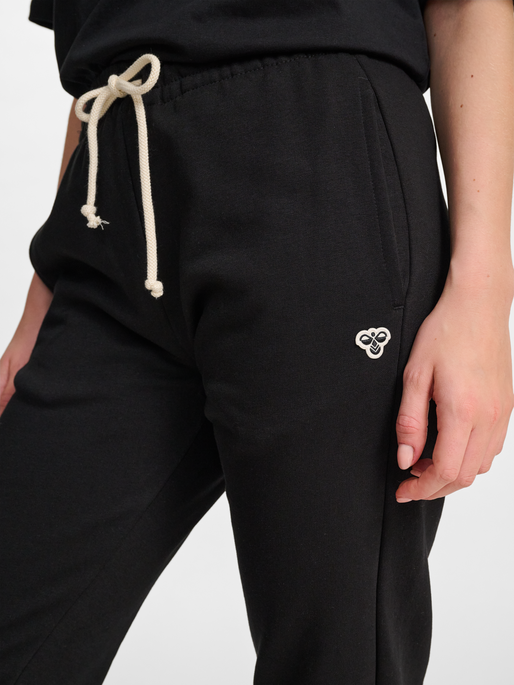 hmlREGULAR SWEATPANT BEE, BLACK, model