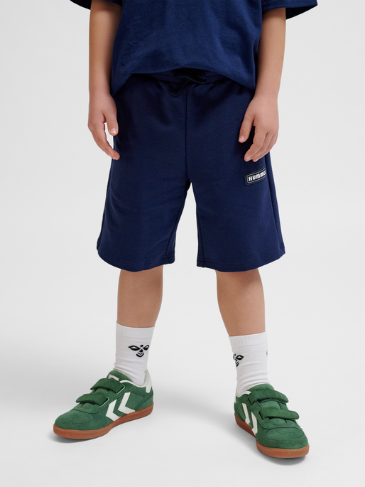 hmlFLAN SHORTS, BLACK IRIS, model