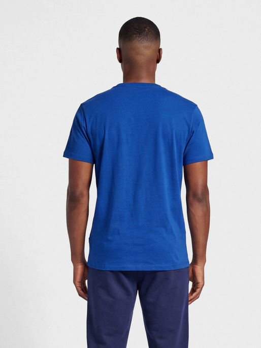 hmlGO 2.0 LOGO T-SHIRT S/S, TRUE BLUE, model