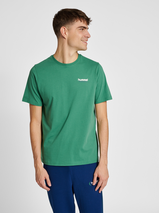 hmlLGC GABE T-SHIRT, FOLIAGE GREEN, model