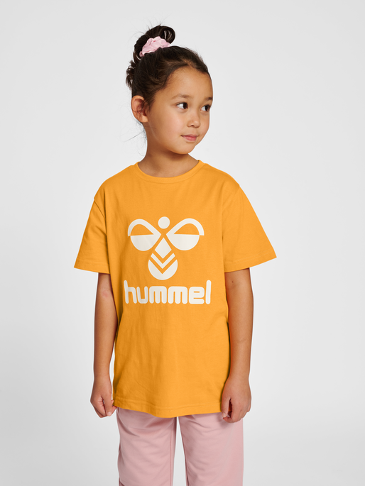 hmlTRES T-SHIRT S/S, BUTTERSCOTCH, model