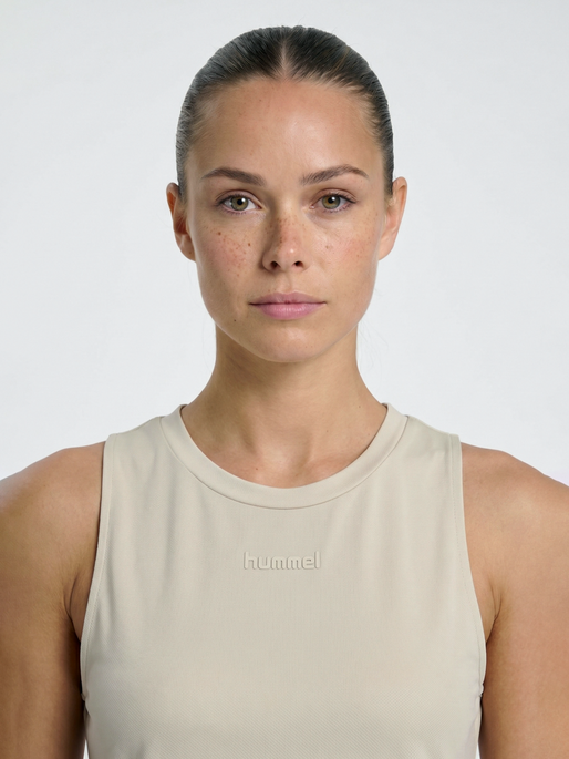 hmlVANJA TECH TOP, OVERCAST, model