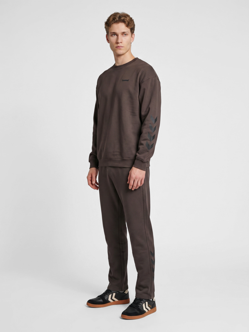hmlKEEPER CHEVRON SWEATSHIRT, SHALE, model