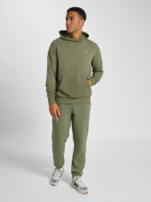 hmlPULSE SWEAT HOODIE, DEEP LICHEN GREEN, model
