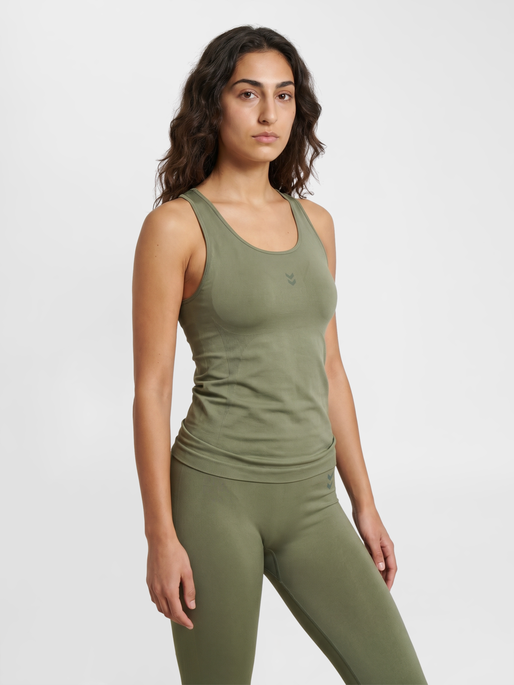 hmlFLOW TANKTOP, DEEP LICHEN GREEN, model