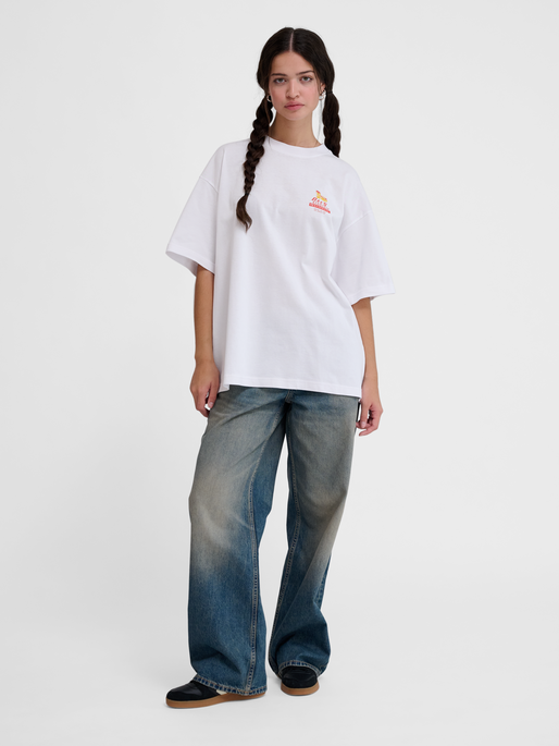 hmlLOOSE T-SHIRT S/S BEES STADIUM, WHITE/PAPRIKA, model