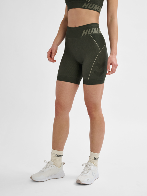 hmlTE CHRISTEL SEAMLESS SHORTS, CLIMBING IVY/SEAGRASS MELANGE, model