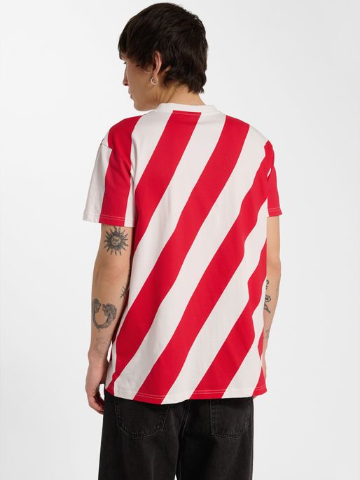 DBU 26 FAN DYNAMITE TEE SS, WHITE/TANGO RED, model