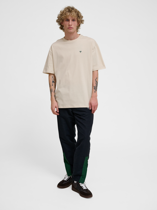 hmlLOOSE T-SHIRT BEE S/S, FOG, model
