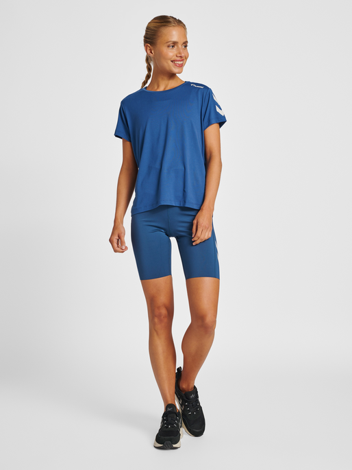 hmlMT GRACE HW TIGHT SHORTS, INSIGNIA BLUE, model
