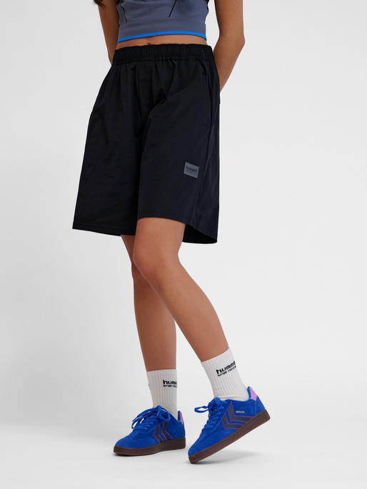 hmlSORONA REGULAR SHORTS, BLACK, model