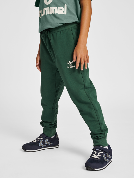hmlON PANTS, PINENEEDLE, model