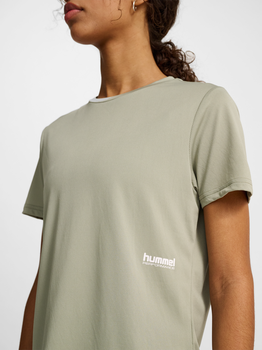 hmlPULSE WORKOUT W T-SHIRT S/S, SEAGRASS, model